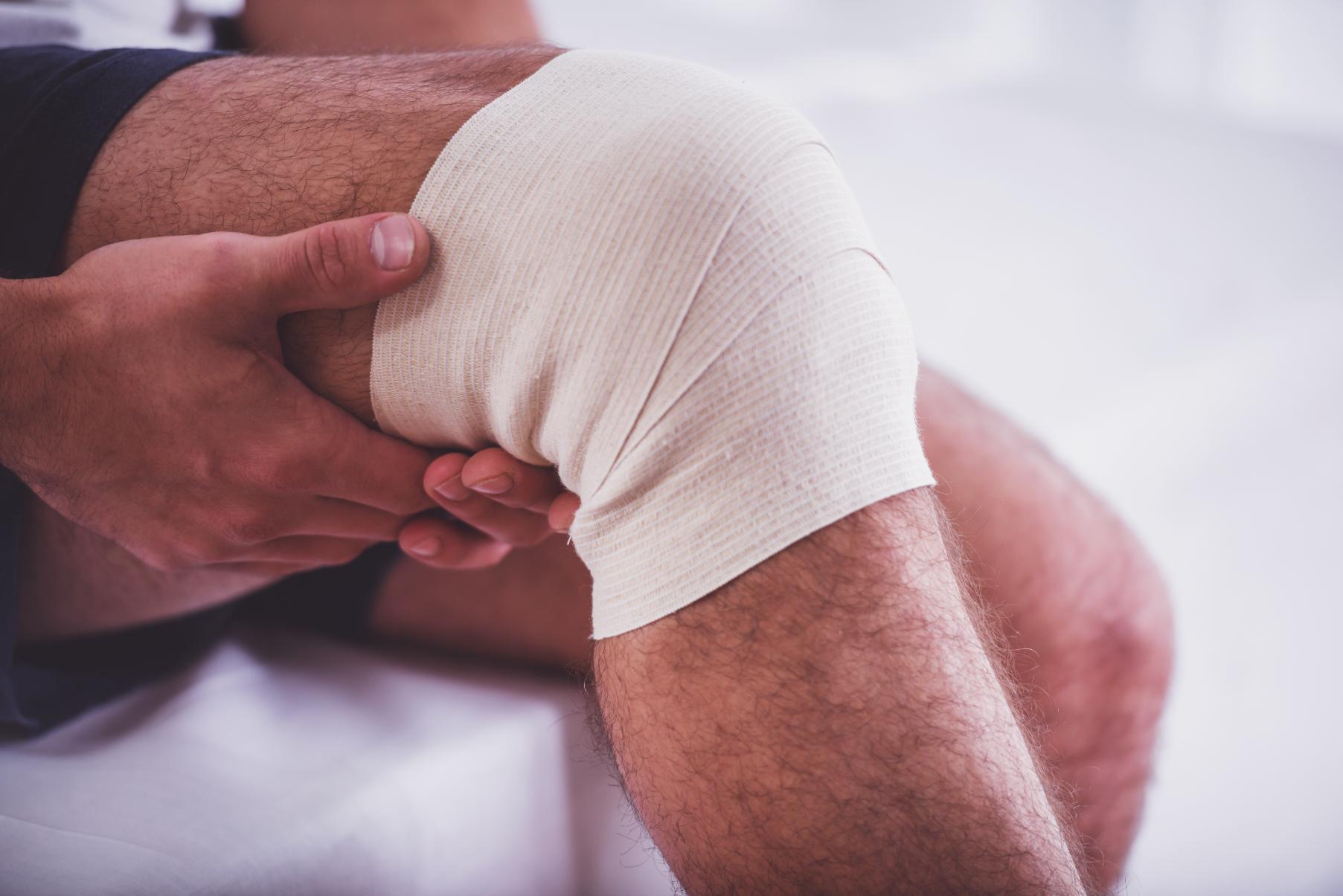 injury-man-in-doctor-2021-12-27-20-14-56-utc